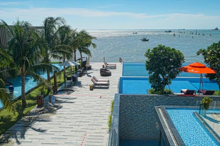 Bể bơi nhìn thẳng ra biển của resort Marina Bay Vũng Tàu